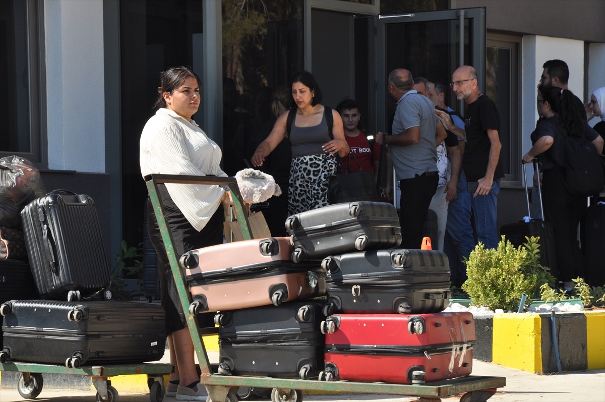 İsrail'in saldırılarını sürdürdüğü Lübnan'daki 315 yabancı uyruklu, deniz yoluyla Mersin'in...