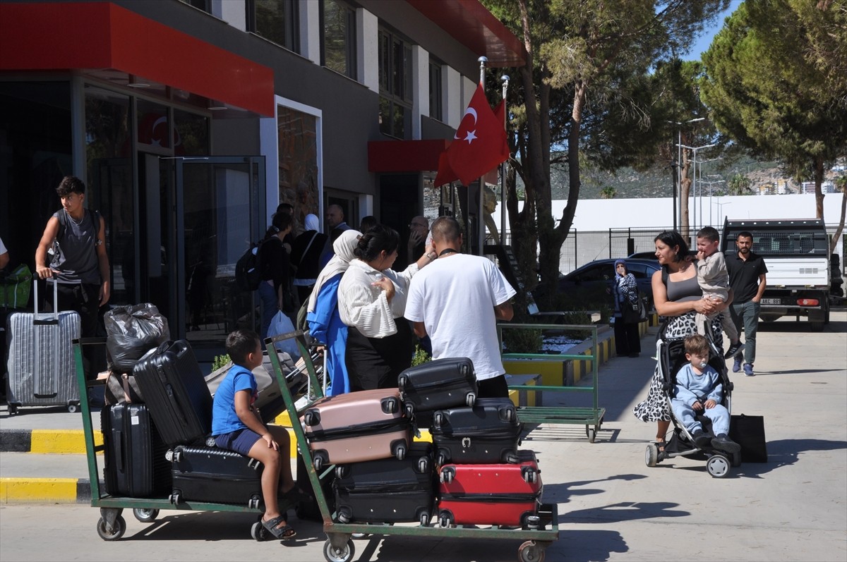 İsrail'in saldırılarını sürdürdüğü Lübnan'daki 315 yabancı uyruklu, deniz yoluyla Mersin'in...