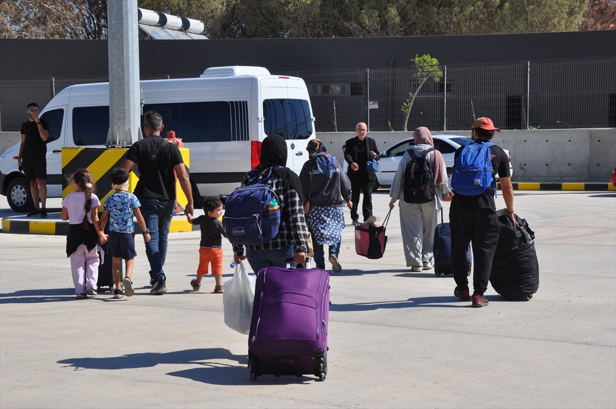 İsrail'in saldırılarını sürdürdüğü Lübnan'daki 315 yabancı uyruklu, deniz yoluyla Mersin'in...