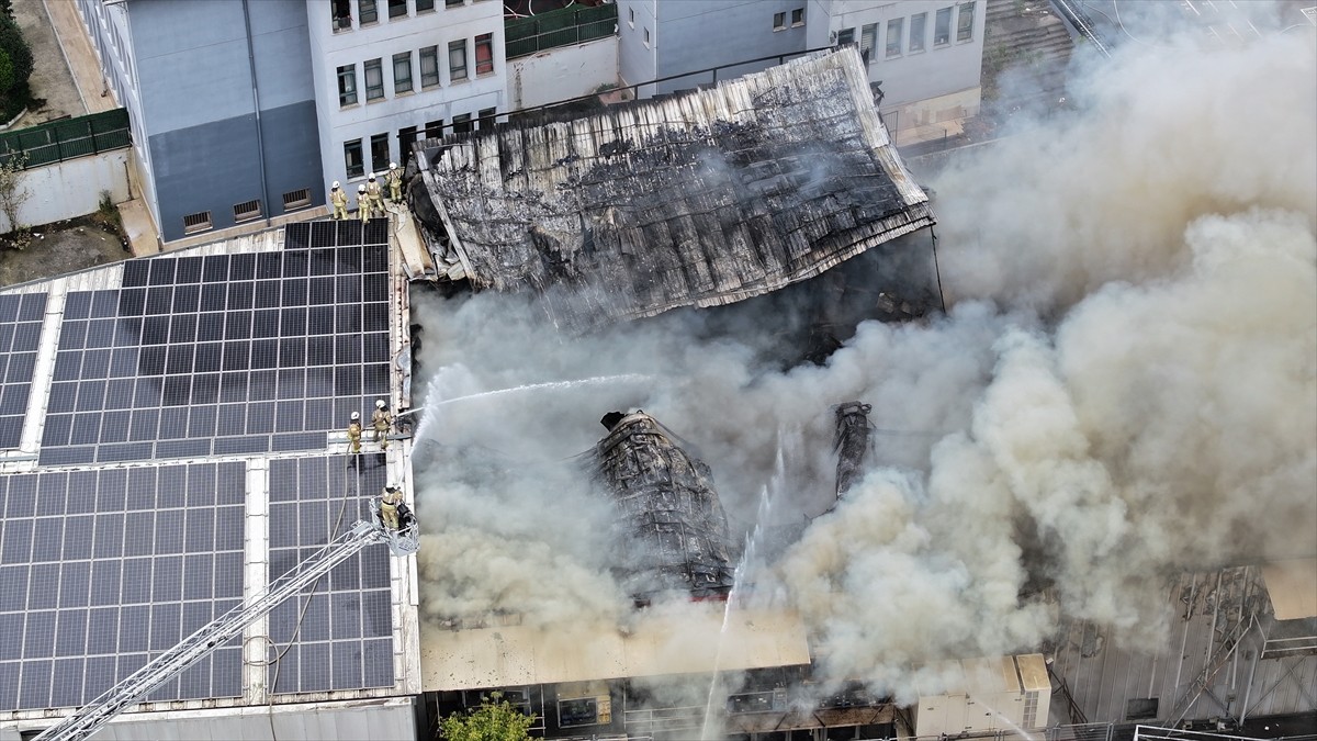 İstanbul Sancaktepe'de Merve Mahallesi Uzungöl Caddesi'nde depo olarak kullanılan iş yerinde henüz...