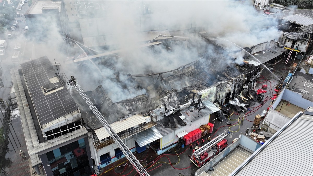 İstanbul Sancaktepe'de Merve Mahallesi Uzungöl Caddesi'nde depo olarak kullanılan iş yerinde henüz...