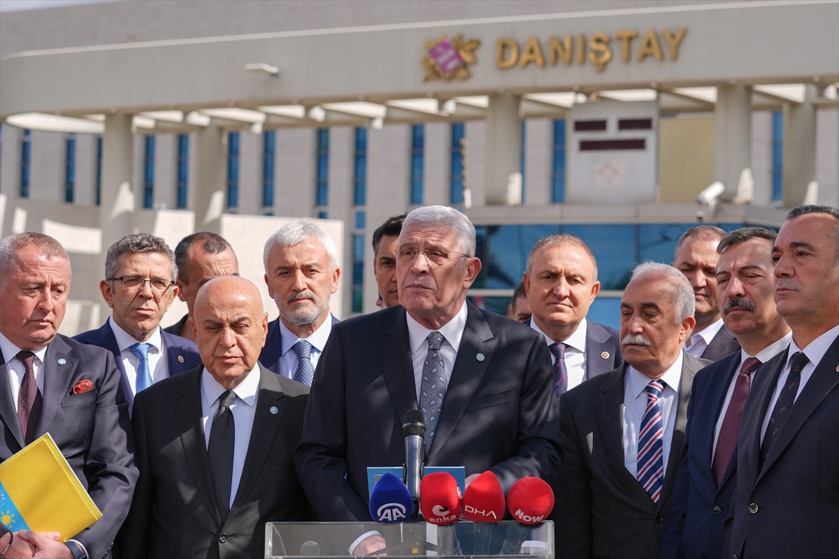 İYİ Parti Genel Başkanı Müsavat Dervişoğlu, bazı partililerle birlikte Danıştay önünde basın...