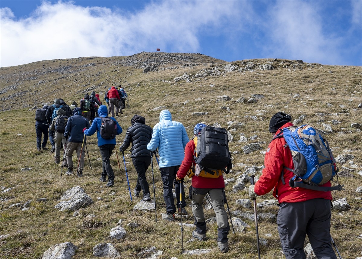 Kars Dağcılık ve Doğa Sporları Arama Kurtarma Derneği (KARSDAK) üyeleri, Sarıkamış'ın düşman...