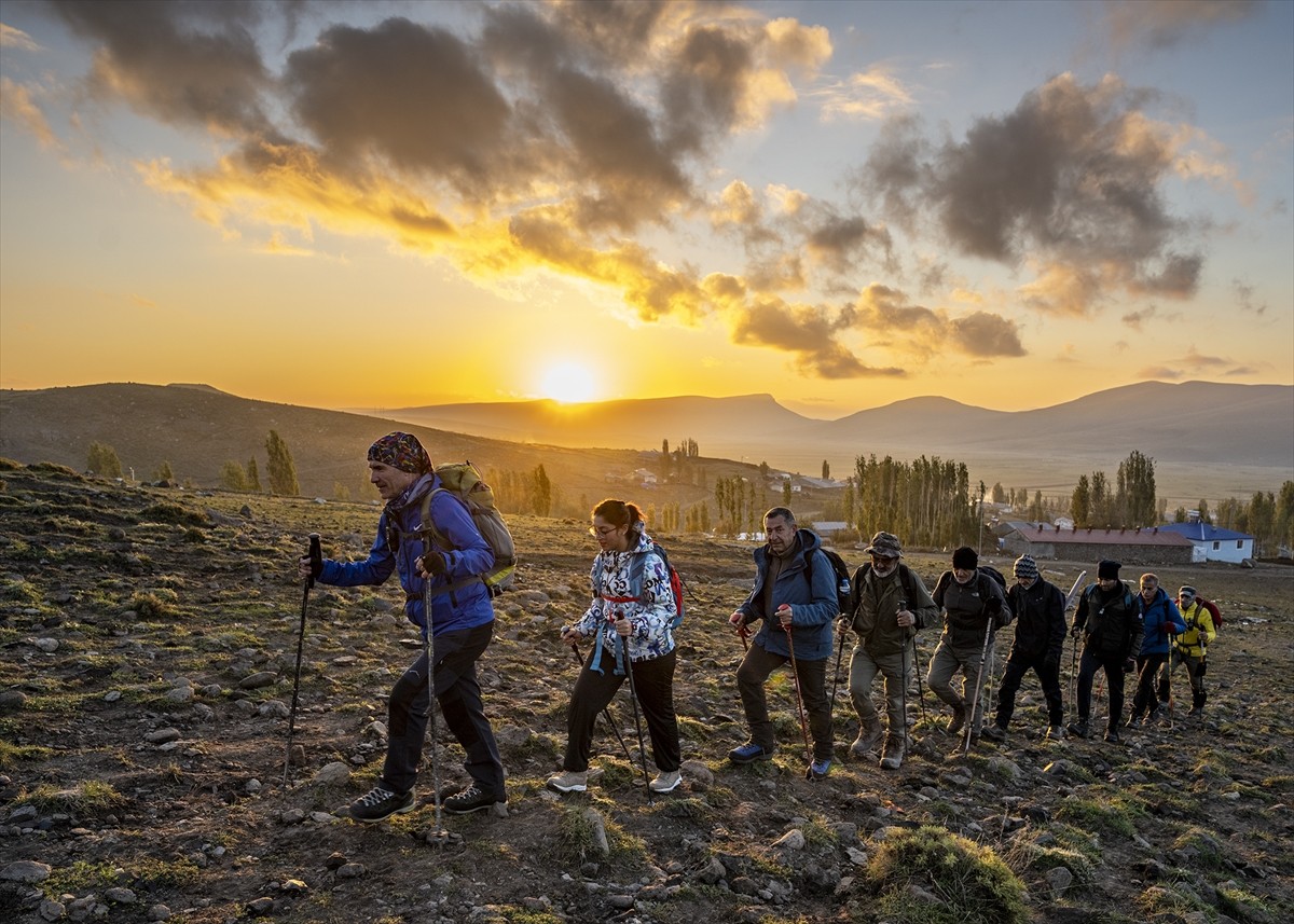 Kars Dağcılık ve Doğa Sporları Arama Kurtarma Derneği (KARSDAK) üyeleri, Sarıkamış'ın düşman...