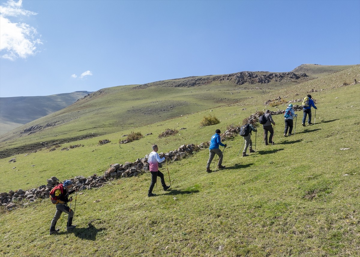 Kars Dağcılık ve Doğa Sporları Arama Kurtarma Derneği (KARSDAK) üyeleri, Sarıkamış'ın düşman...