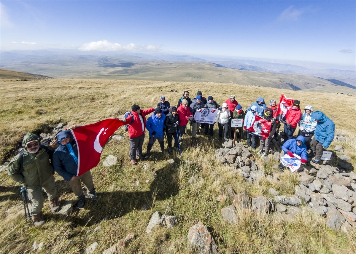 Kars Dağcılık ve Doğa Sporları Arama Kurtarma Derneği (KARSDAK) üyeleri, Sarıkamış'ın düşman...