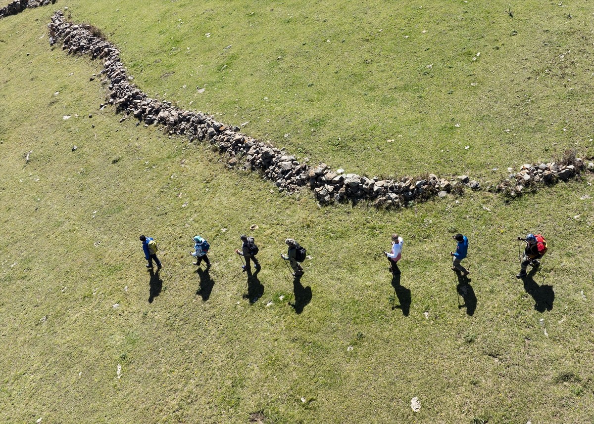 Kars Dağcılık ve Doğa Sporları Arama Kurtarma Derneği (KARSDAK) üyeleri, Sarıkamış'ın düşman...