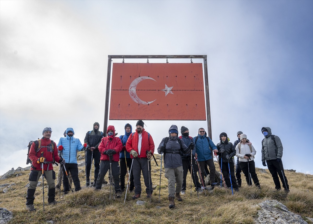 Kars Dağcılık ve Doğa Sporları Arama Kurtarma Derneği (KARSDAK) üyeleri, Sarıkamış'ın düşman...