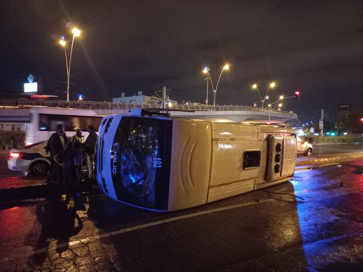 Kayseri'nin Melikgazi ilçesinde işçileri taşıyan midibüsün devrilmesi sonucu 9 kişi yaralandı....