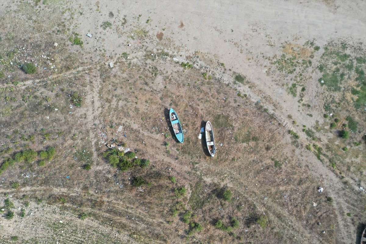 Manisa'da 2021 yılında kuruyan Marmara Gölü'nün yeniden su tutması için yürütülen çalışmalar...