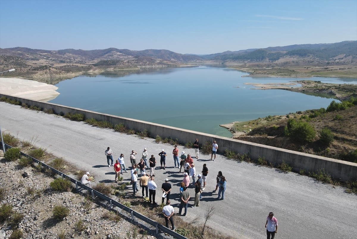 Manisa'da 2021 yılında kuruyan Marmara Gölü'nün yeniden su tutması için yürütülen çalışmalar...