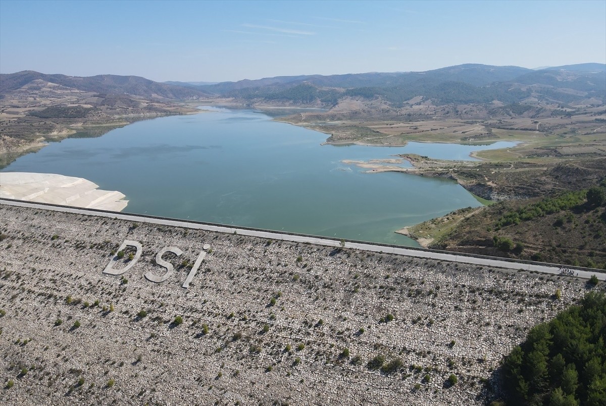 Manisa'da 2021 yılında kuruyan Marmara Gölü'nün yeniden su tutması için yürütülen çalışmalar...