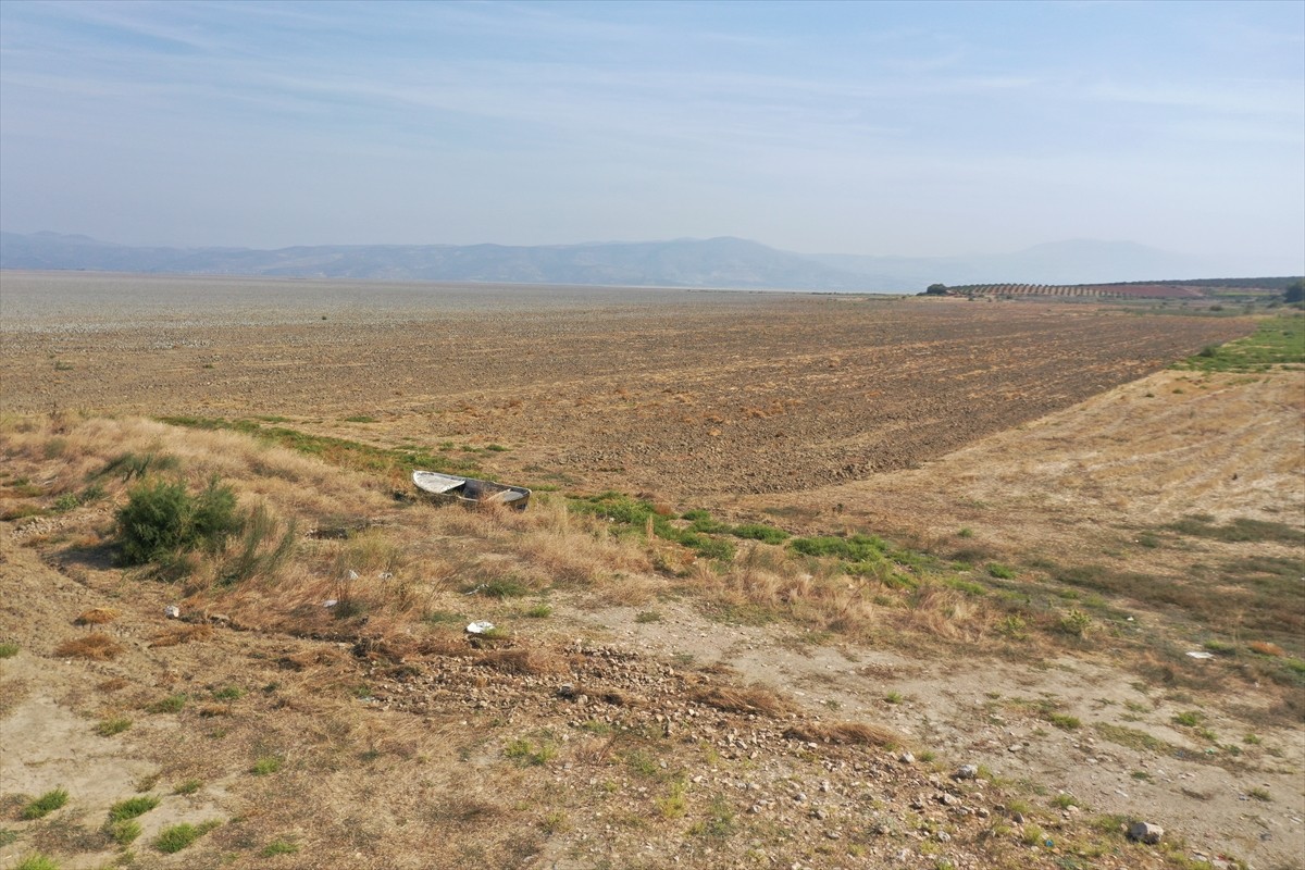 Manisa'da 2021 yılında kuruyan Marmara Gölü'nün yeniden su tutması için yürütülen çalışmalar...