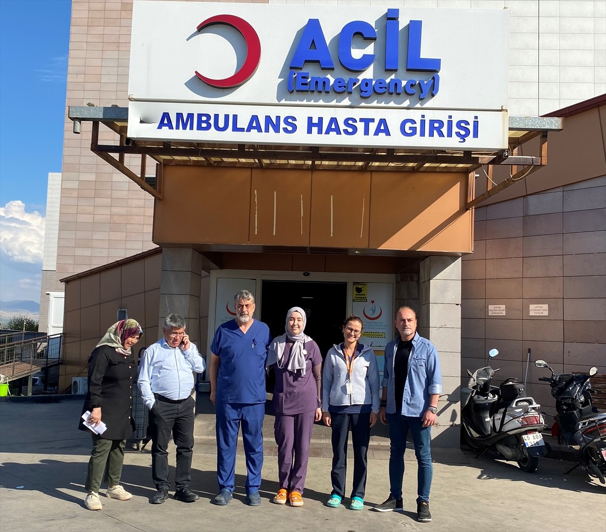 Manisa'nın Alaşehir ilçesindeki devlet hastanesinde, sağlık memuru baba ile doktor kızı birlikte...