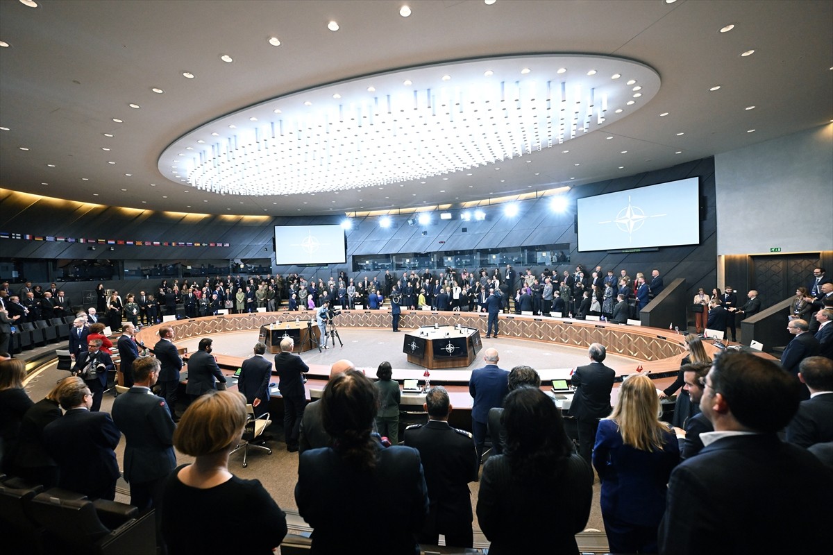 Mark Rutte (fotoğrafta), NATO Genel Sekreterliğini Jens Stoltenberg'den resmen devraldı....