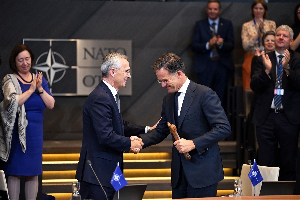 Mark Rutte (fotoğrafta), NATO Genel Sekreterliğini Jens Stoltenberg'den resmen devraldı....