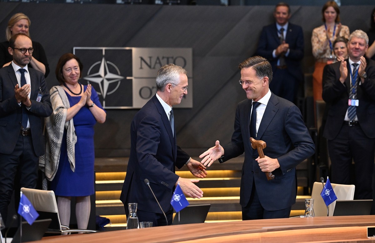 Mark Rutte (fotoğrafta), NATO Genel Sekreterliğini Jens Stoltenberg'den resmen devraldı....