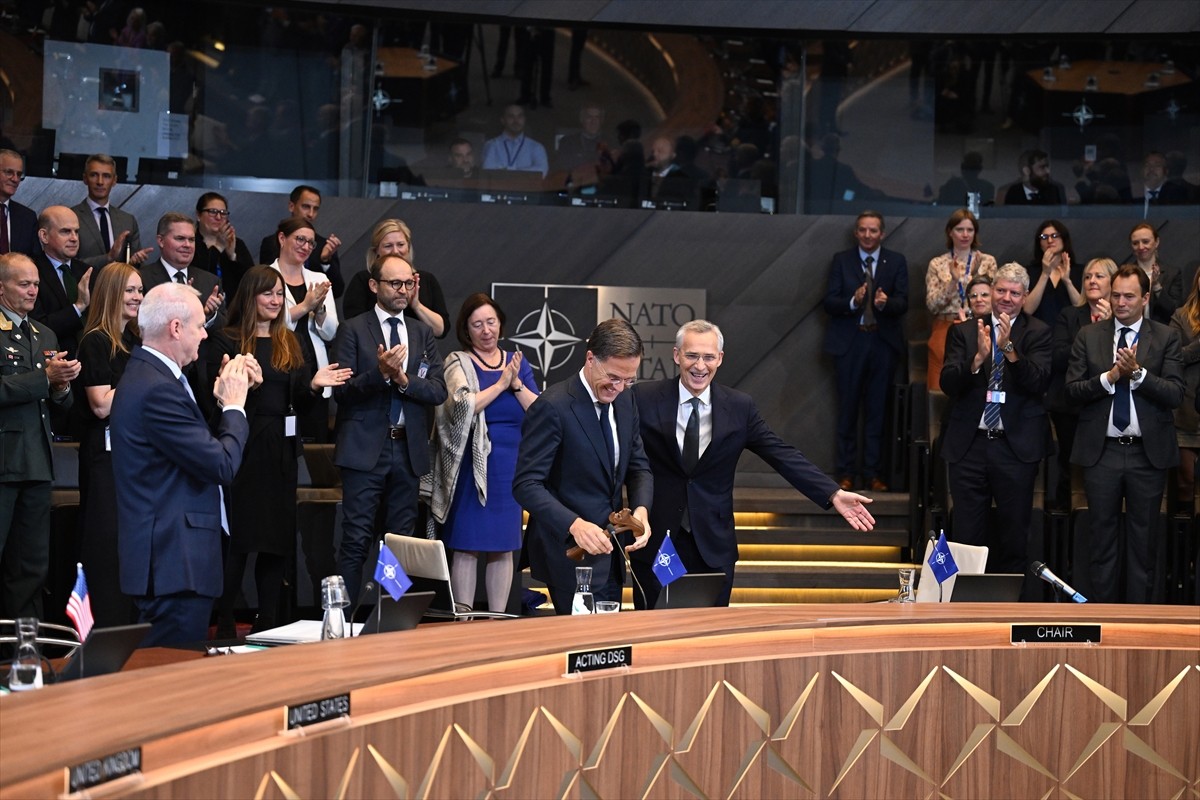 Mark Rutte (fotoğrafta), NATO Genel Sekreterliğini Jens Stoltenberg'den resmen devraldı....