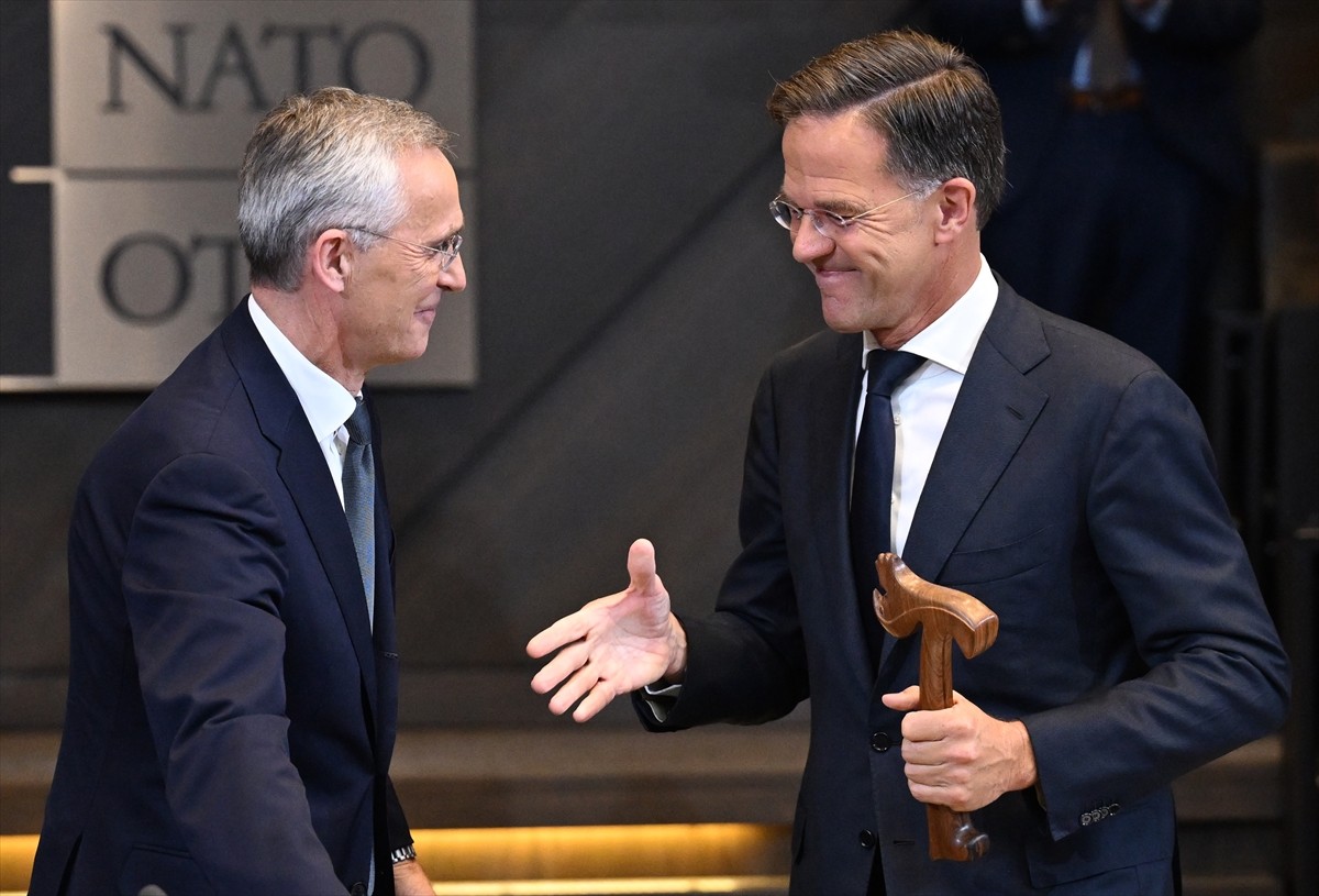 Mark Rutte (fotoğrafta), NATO Genel Sekreterliğini Jens Stoltenberg'den resmen devraldı....