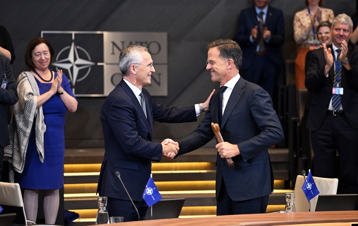 Mark Rutte (fotoğrafta), NATO Genel Sekreterliğini Jens Stoltenberg'den resmen devraldı....