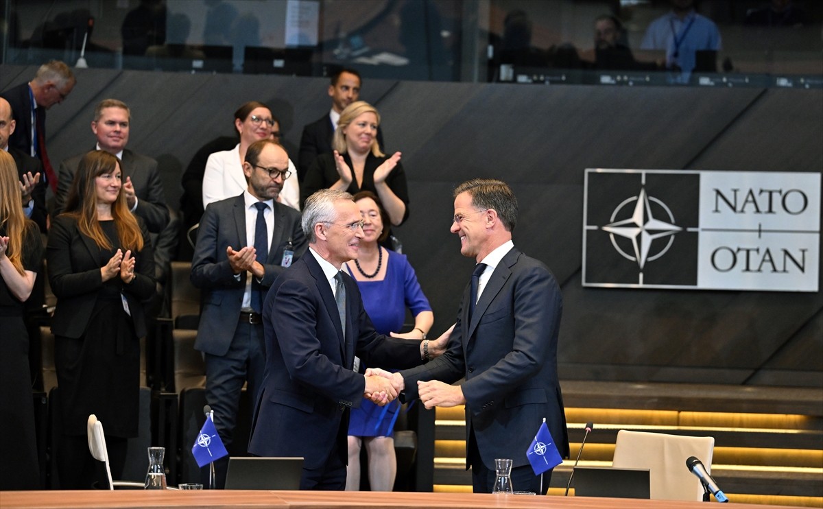 Mark Rutte (fotoğrafta), NATO Genel Sekreterliğini Jens Stoltenberg'den resmen devraldı....