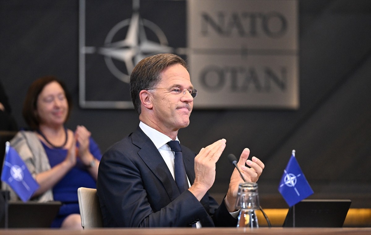 Mark Rutte (fotoğrafta), NATO Genel Sekreterliğini Jens Stoltenberg'den resmen devraldı....