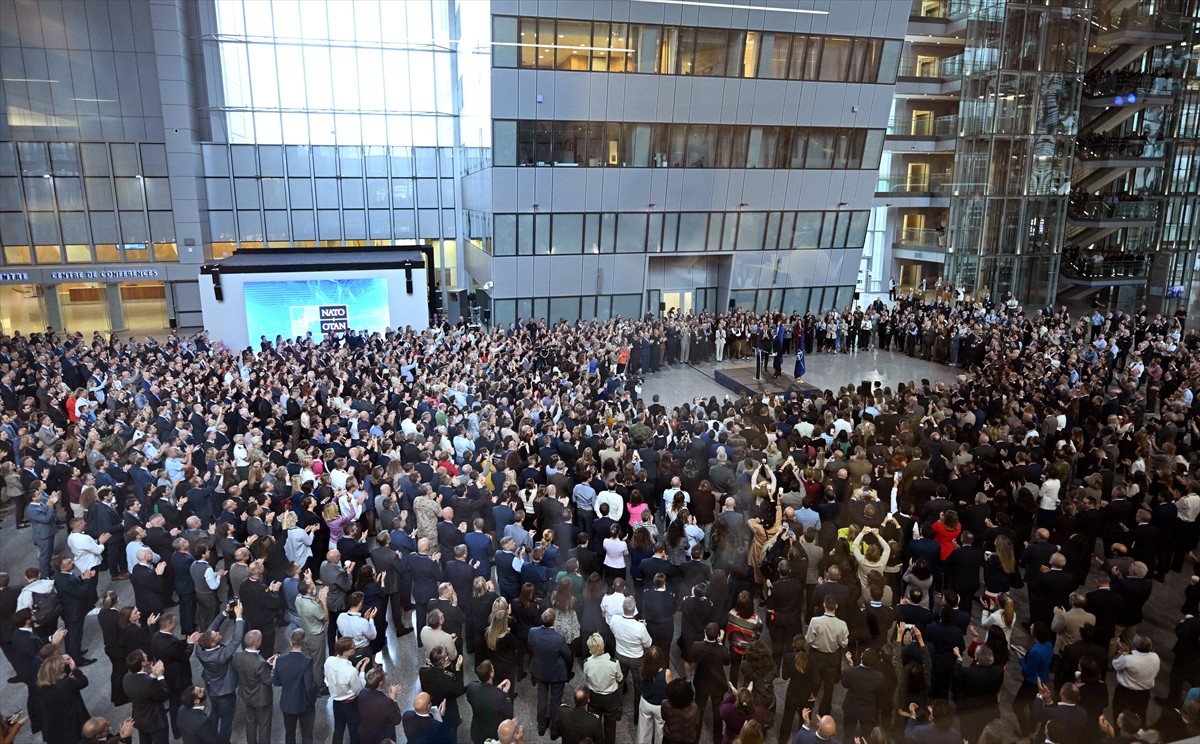 Mark Rutte (fotoğrafta), NATO Genel Sekreterliğini Jens Stoltenberg'den resmen devraldı....