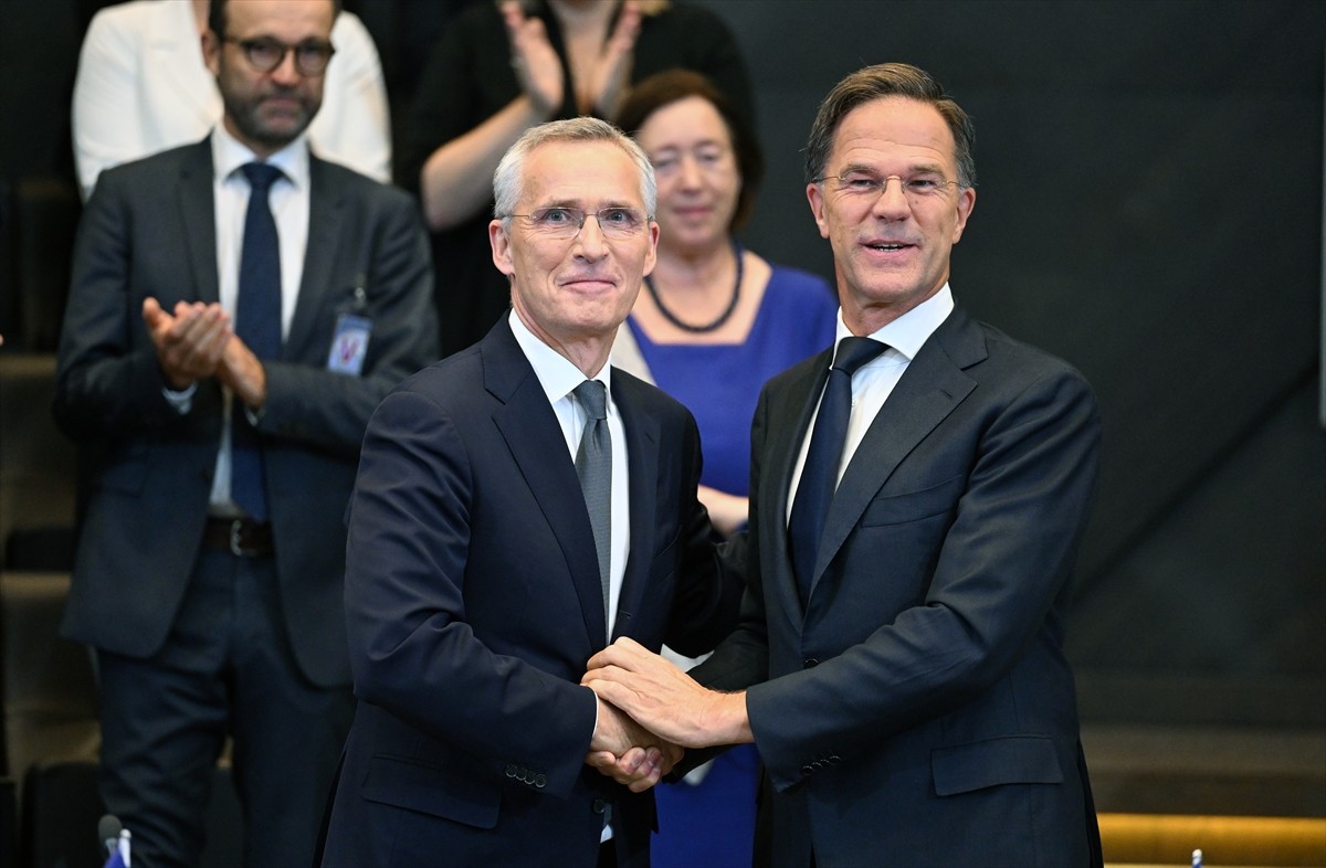 Mark Rutte (fotoğrafta), NATO Genel Sekreterliğini Jens Stoltenberg'den resmen devraldı....