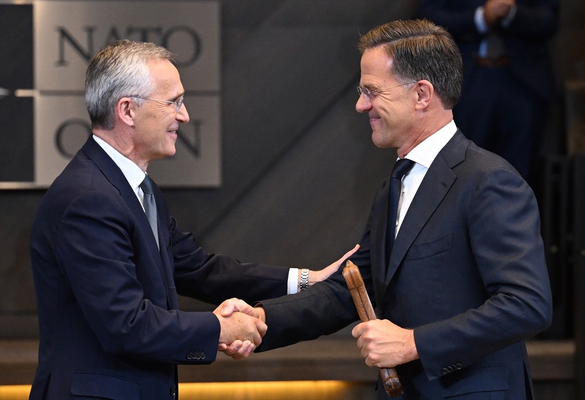 Mark Rutte (fotoğrafta), NATO Genel Sekreterliğini Jens Stoltenberg'den resmen devraldı....