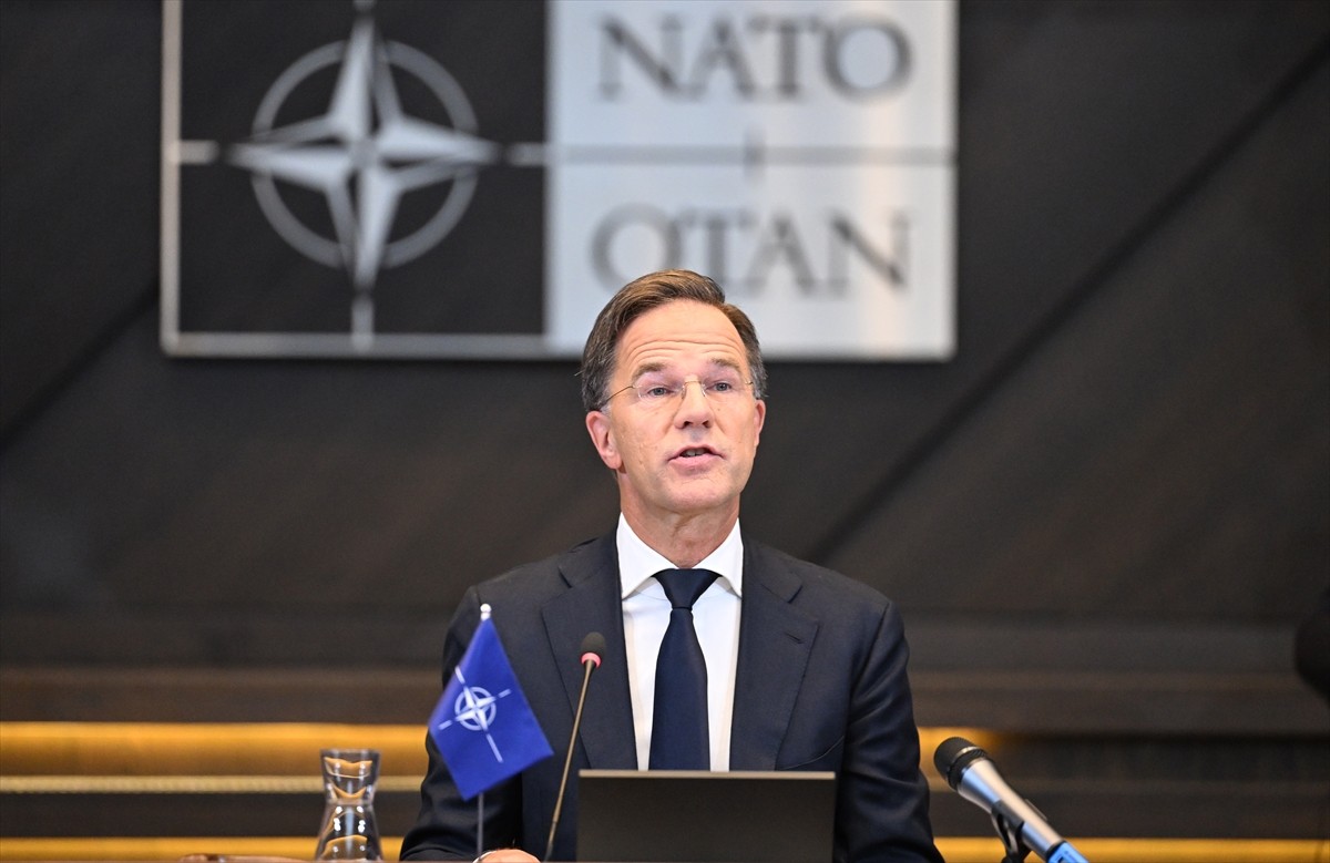 Mark Rutte (fotoğrafta), NATO Genel Sekreterliğini Jens Stoltenberg'den resmen devraldı....