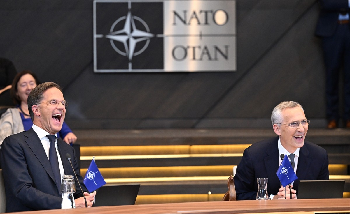 Mark Rutte (fotoğrafta), NATO Genel Sekreterliğini Jens Stoltenberg'den resmen devraldı....