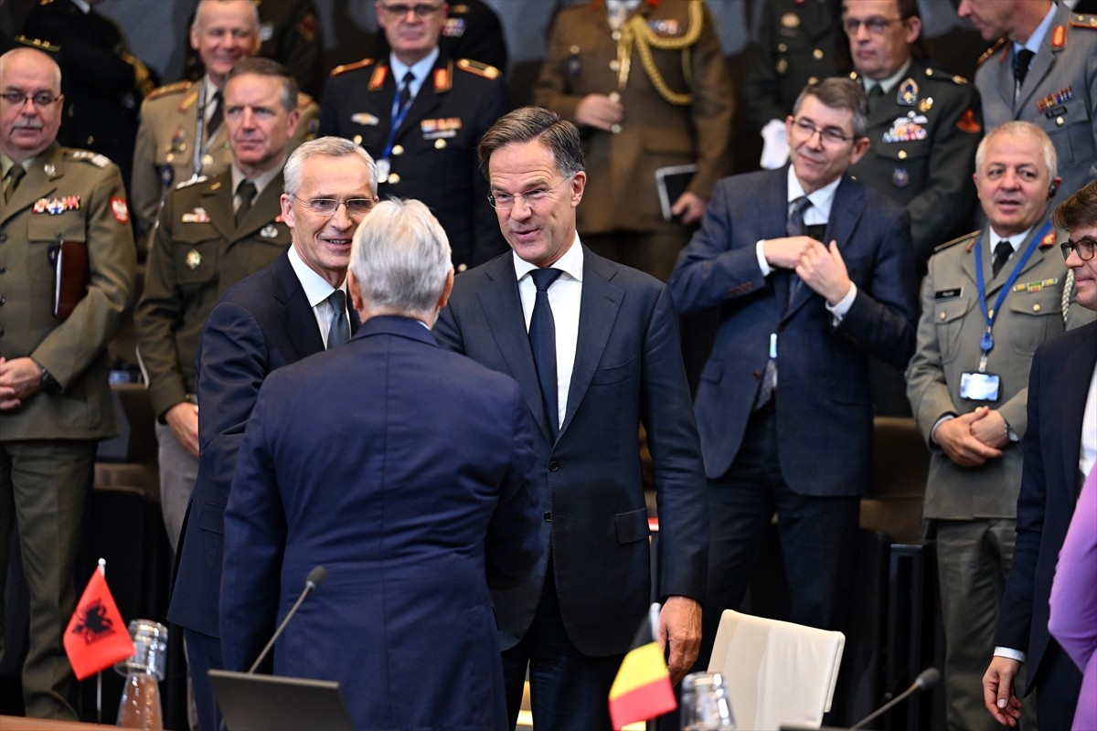 Mark Rutte (fotoğrafta), NATO Genel Sekreterliğini Jens Stoltenberg'den resmen devraldı....