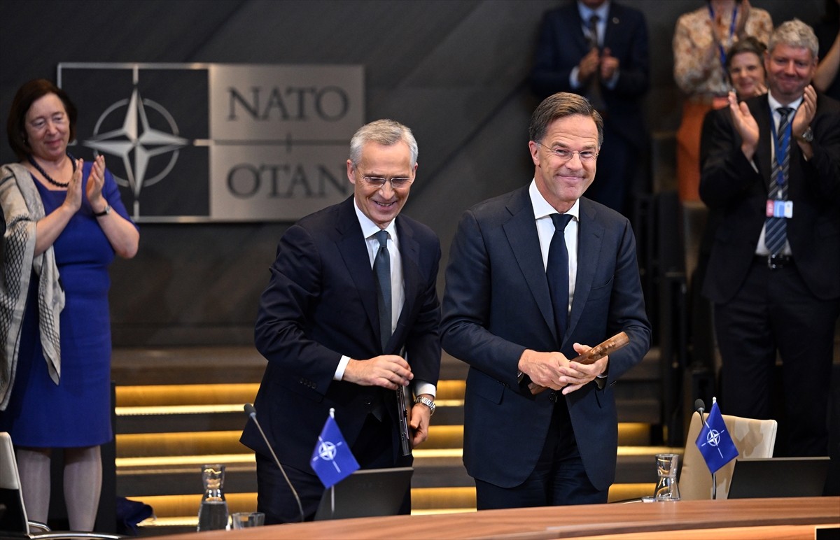 Mark Rutte (fotoğrafta), NATO Genel Sekreterliğini Jens Stoltenberg'den resmen devraldı....