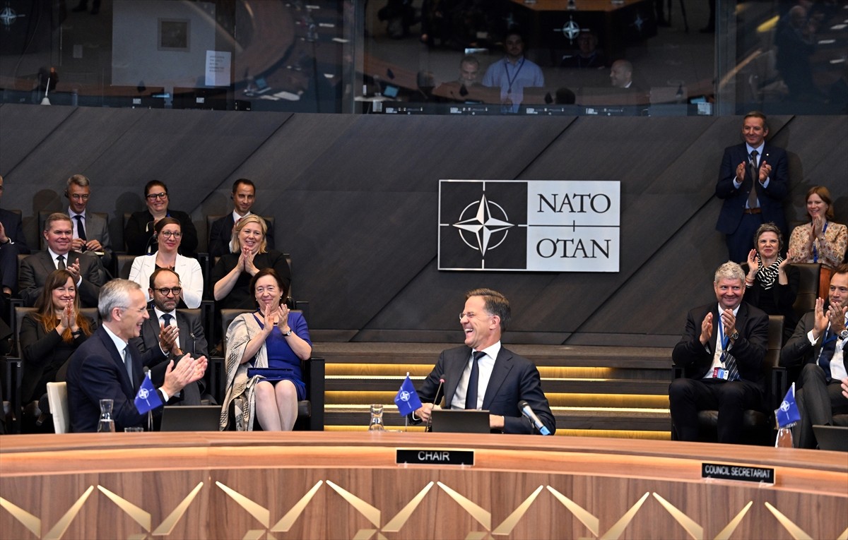 Mark Rutte (fotoğrafta), NATO Genel Sekreterliğini Jens Stoltenberg'den resmen devraldı....