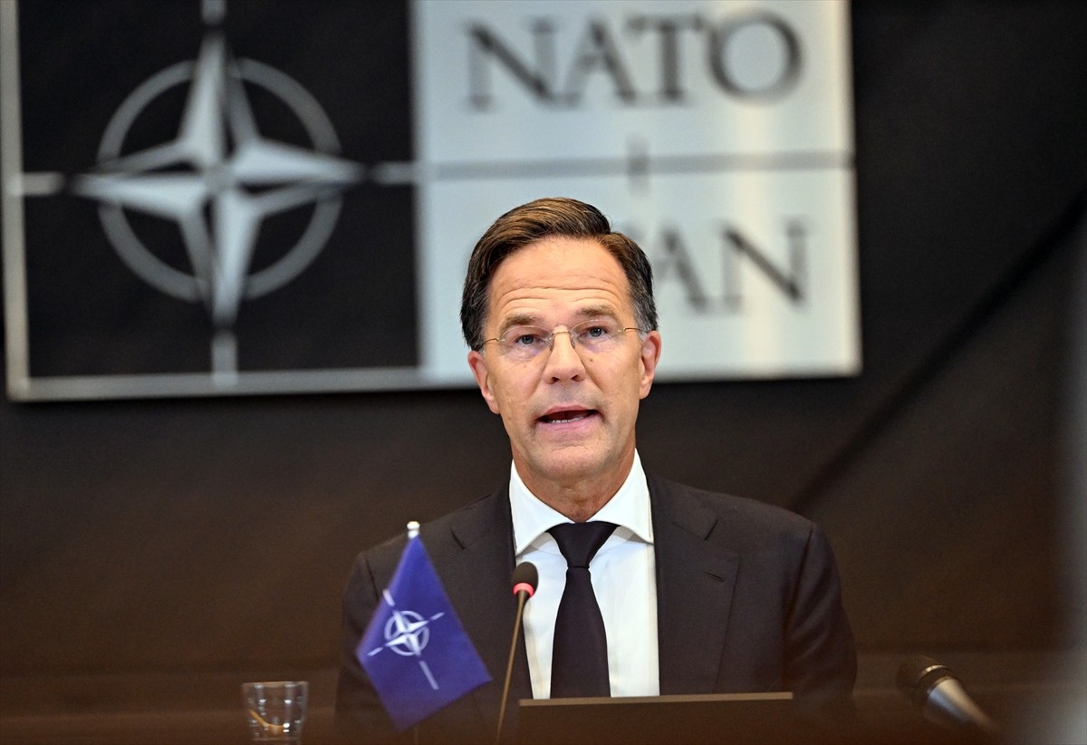 Mark Rutte (fotoğrafta), NATO Genel Sekreterliğini Jens Stoltenberg'den resmen devraldı....