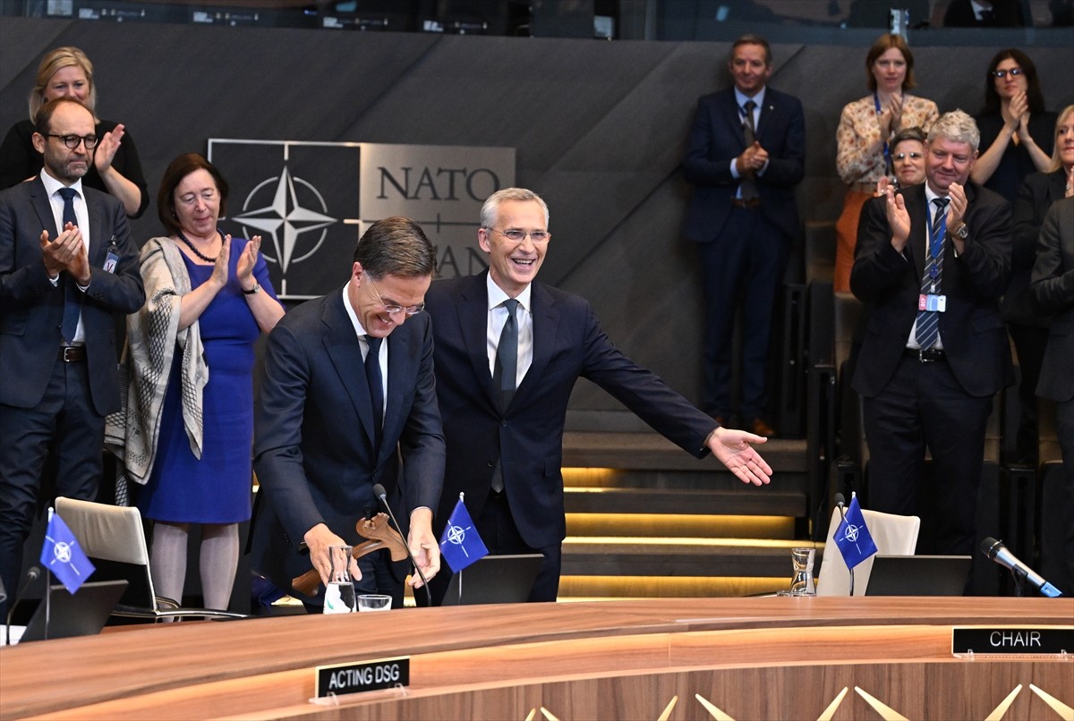 Mark Rutte (fotoğrafta), NATO Genel Sekreterliğini Jens Stoltenberg'den resmen devraldı....