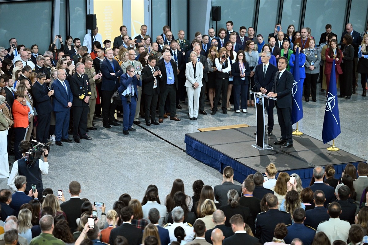 Mark Rutte (fotoğrafta), NATO Genel Sekreterliğini Jens Stoltenberg'den resmen devraldı....