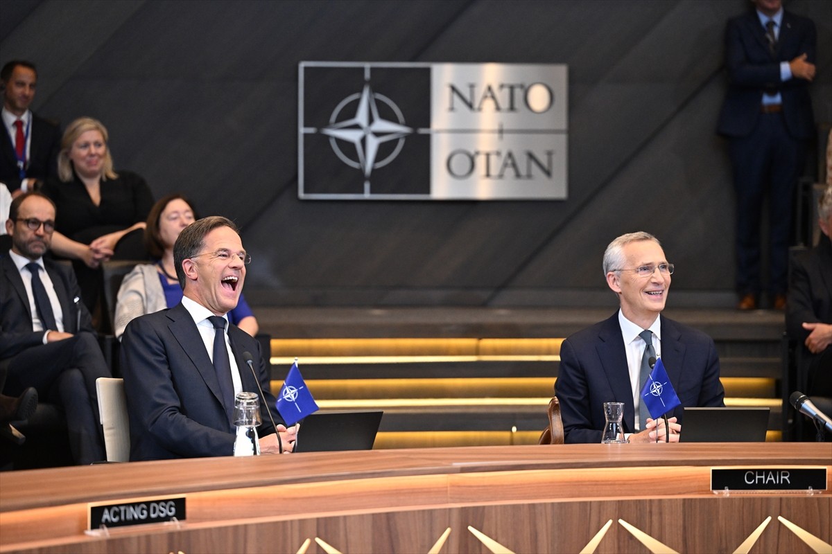 Mark Rutte (fotoğrafta), NATO Genel Sekreterliğini Jens Stoltenberg'den resmen devraldı....