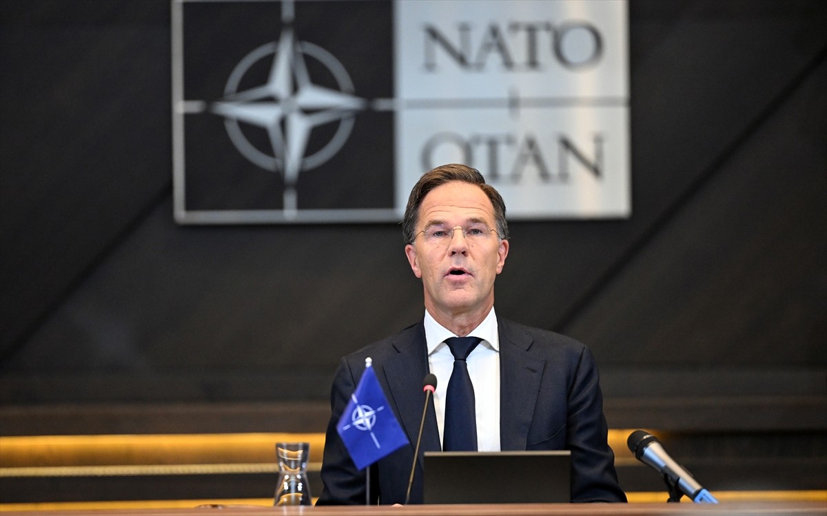 Mark Rutte (fotoğrafta), NATO Genel Sekreterliğini Jens Stoltenberg'den resmen devraldı....