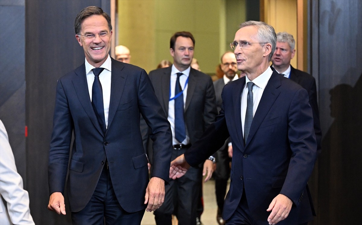 Mark Rutte (fotoğrafta), NATO Genel Sekreterliğini Jens Stoltenberg'den resmen devraldı....