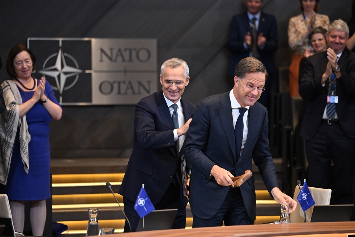 Mark Rutte (fotoğrafta), NATO Genel Sekreterliğini Jens Stoltenberg'den resmen devraldı....