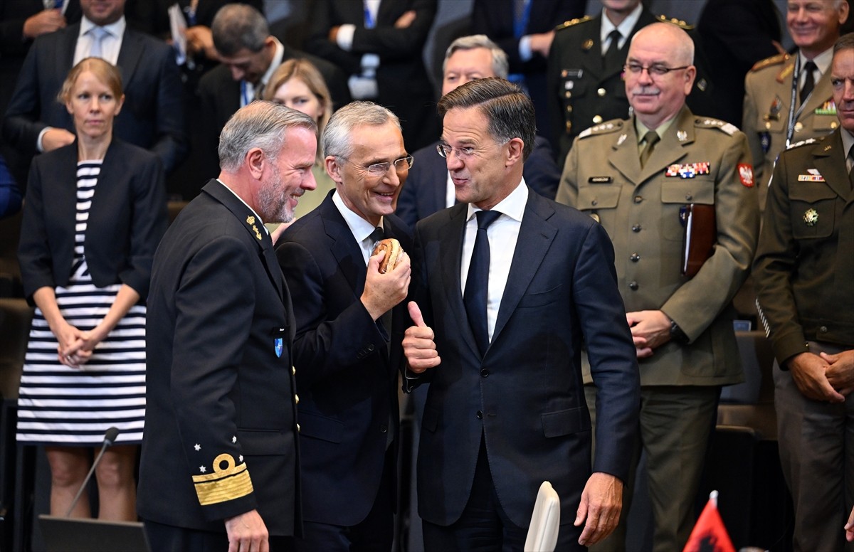 Mark Rutte (fotoğrafta), NATO Genel Sekreterliğini Jens Stoltenberg'den resmen devraldı....