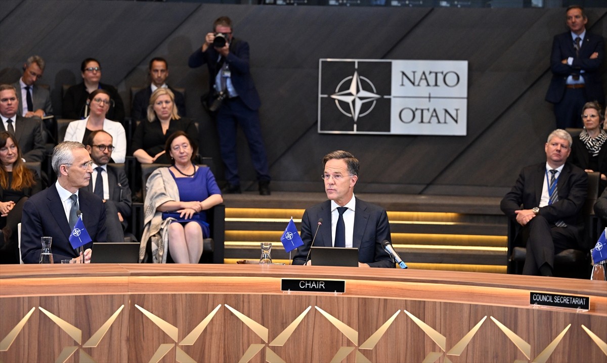 Mark Rutte (fotoğrafta), NATO Genel Sekreterliğini Jens Stoltenberg'den resmen devraldı....