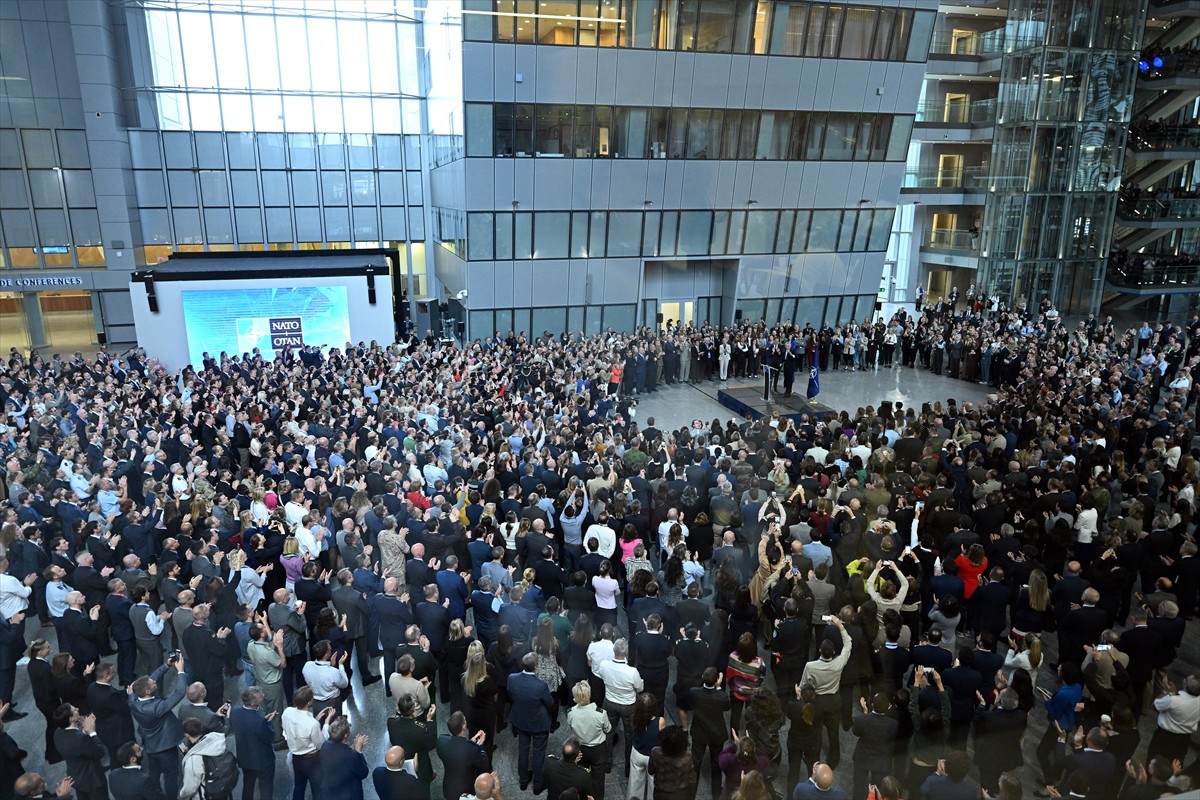 Mark Rutte (fotoğrafta), NATO Genel Sekreterliğini Jens Stoltenberg'den resmen devraldı....