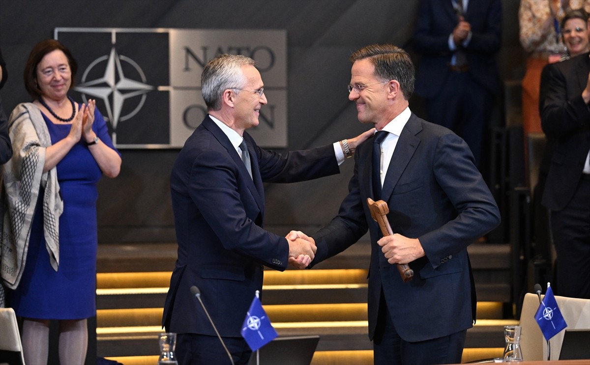 Mark Rutte (fotoğrafta), NATO Genel Sekreterliğini Jens Stoltenberg'den resmen devraldı....