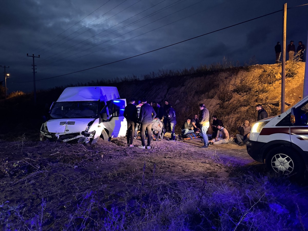 Nevşehir'de işçileri taşıyan servis minibüsünün devrilmesi sonucu 2'si ağır 5 kişi...