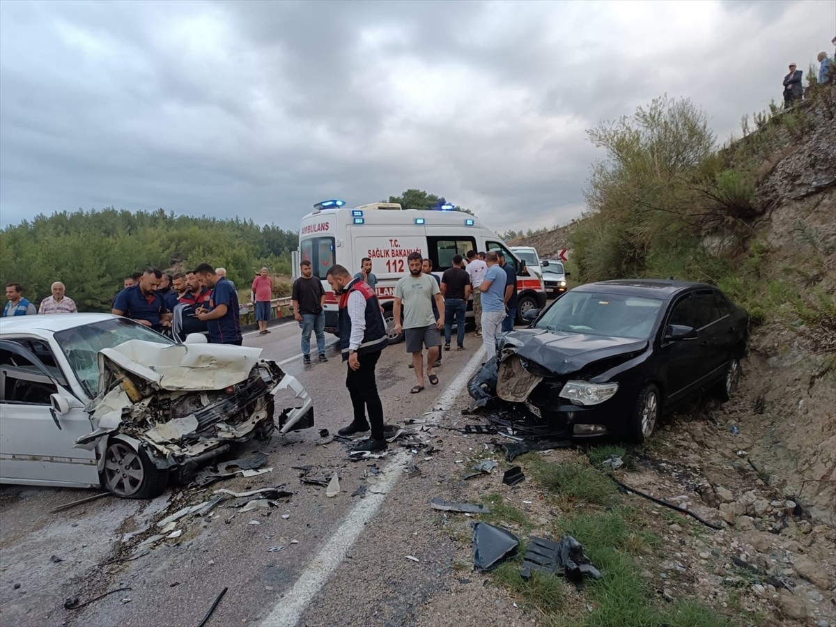 Osmaniye'nin Kadirli ilçesinde iki otomobilin çarpışması sonucu 1 kişi öldü, 1 kişi...