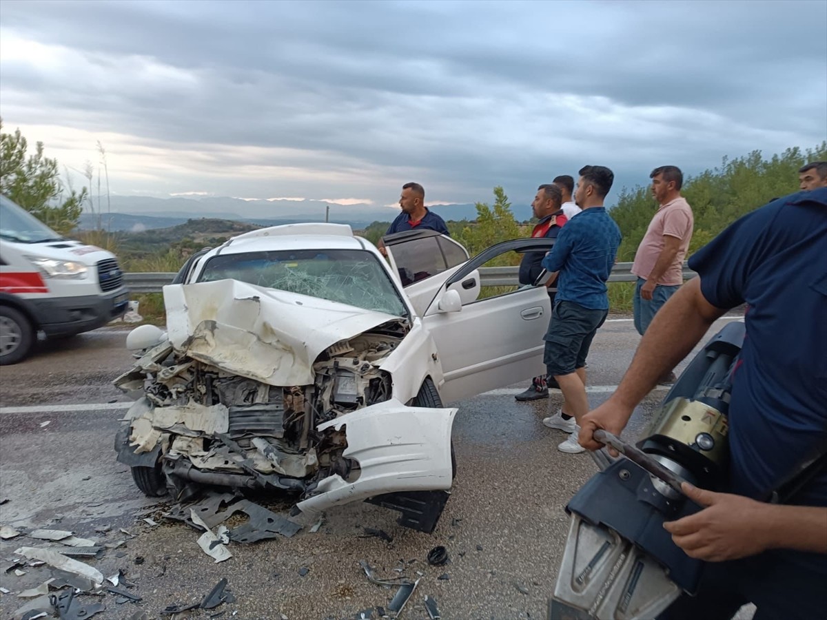 Osmaniye'nin Kadirli ilçesinde iki otomobilin çarpışması sonucu 1 kişi öldü, 1 kişi...