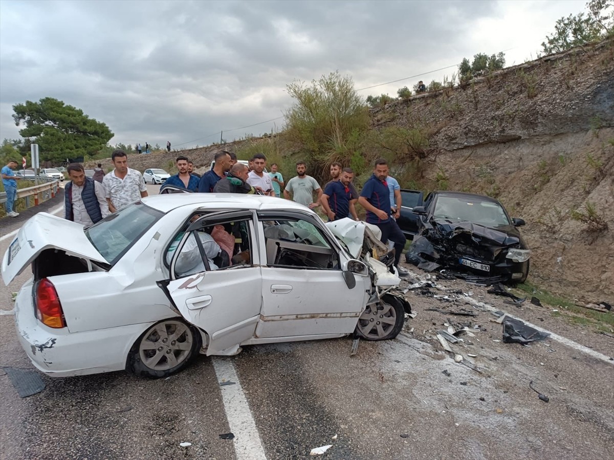 Osmaniye'nin Kadirli ilçesinde iki otomobilin çarpışması sonucu 1 kişi öldü, 1 kişi...