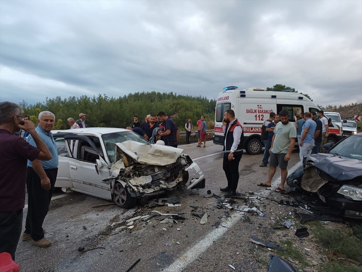 Osmaniye'nin Kadirli ilçesinde iki otomobilin çarpışması sonucu 1 kişi öldü, 1 kişi...